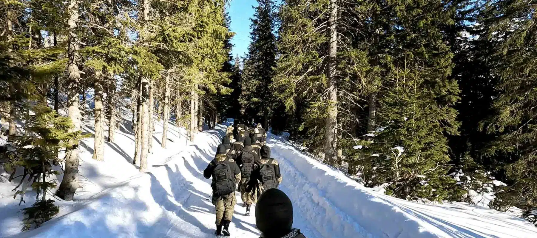 Marsz klasy mundurowej w lesie zima