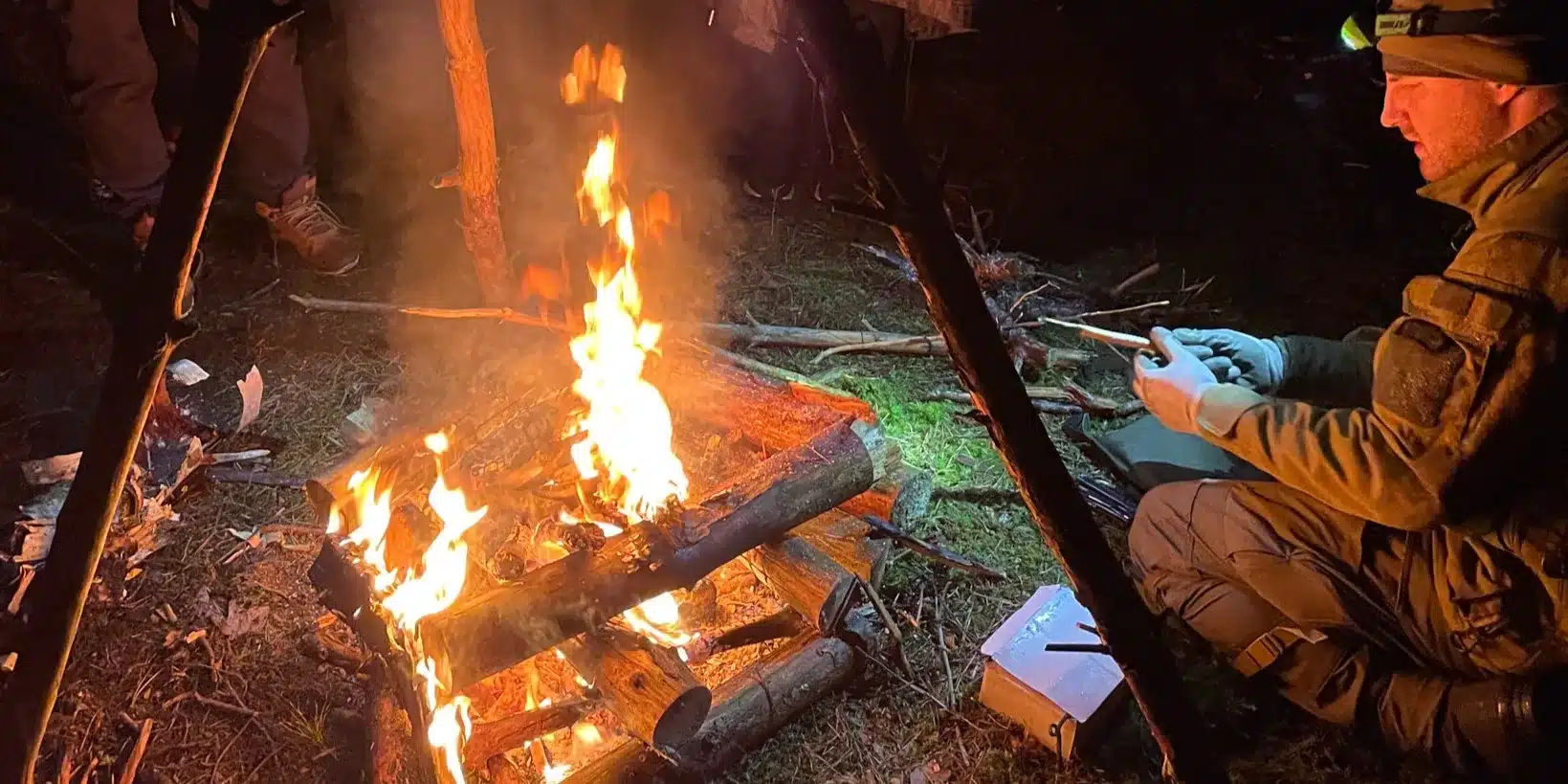Instruktor survivalu rozpala ognisko typu studnia. Rodzaje ognisk. Typy ognisk.