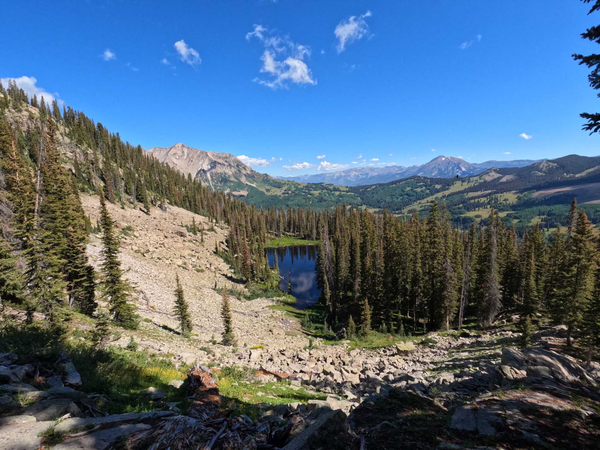 Panorama gor z jeziorem i lasem w tle