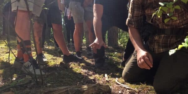 Instruktor pokazuje tropienie zwierzyny w survivalu. Polowanie. Szkoła przetrwania.