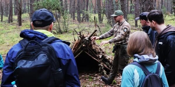 Jak zbudować szałas? Instruktor survivalu tłumaczy. Kurs survivalu.