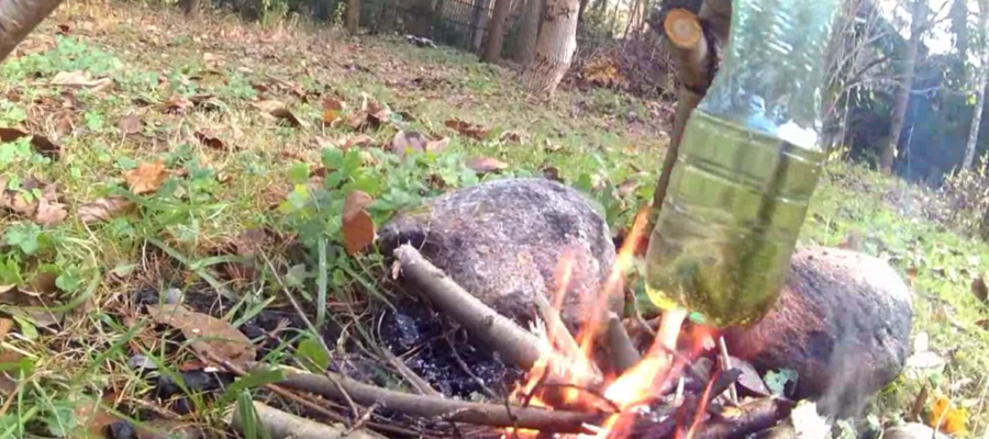 Gotowanie wody w plastikowej butelce – skuteczne uzdatnianie wody. Survival w terenie 4 Czy Mozna Gotowac Wode w Plastiku 2