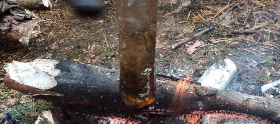 Gotowanie wody w plastikowej butelce – skuteczne uzdatnianie wody. Survival w terenie 2 Uzdatnianie Wody Survival 6