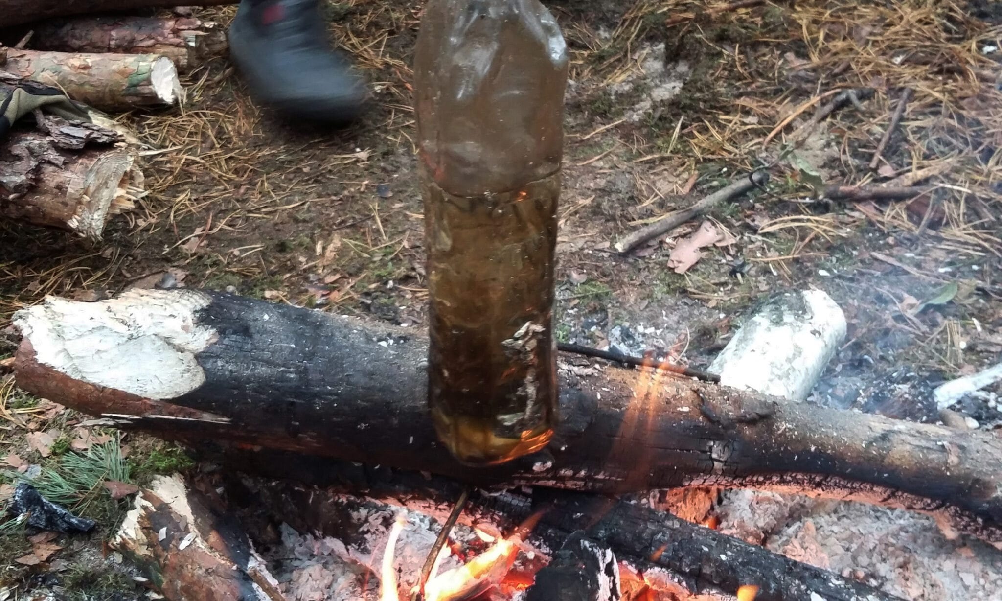 Gotowanie wody w plastikowej butelce – skuteczne uzdatnianie wody. Survival w terenie