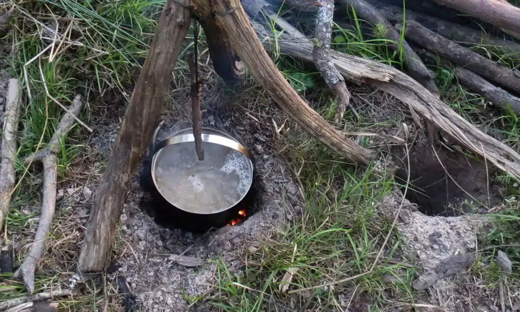 Gotowanie wody przy użyciu ogniska typu dakota